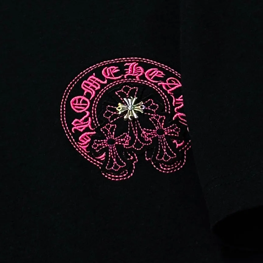 P180 Chrome Hearts 25 high-end versions. The fabric is made of 300 grams of high-density pure cotton. It does not deform or shrink. It has three labels. It is the same style for men and women. Technology: patch embroidery + original development hardware. Color: white, black. SIZE: S-XL.